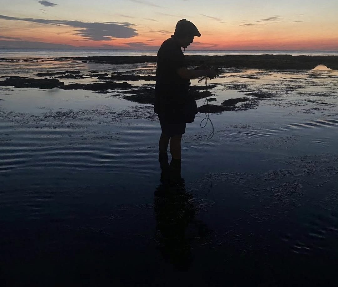 Field recording at dusk in a tidal pool at low tide
